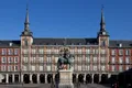 La Plaza Mayor de Madrid sous un ciel bleu