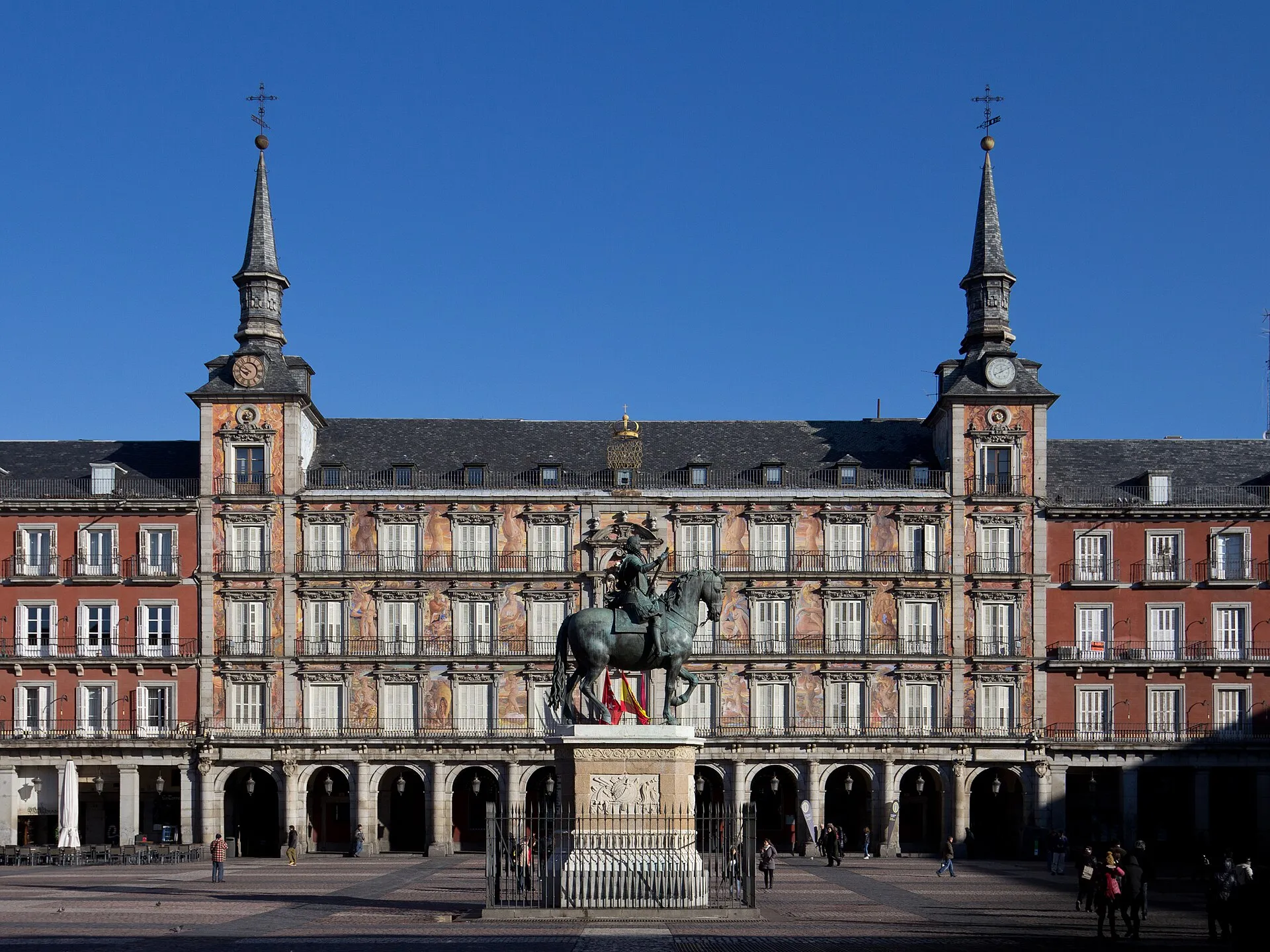 La Plaza Mayor de Madrid sous un ciel bleu
