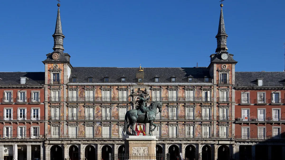 La Plaza Mayor de Madrid sous un ciel bleu