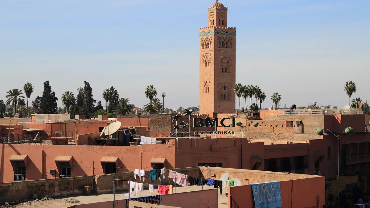 Le minaret de la Koutoubia au-dessus des toits de Marrakech