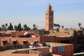 Le minaret de la Koutoubia au-dessus des toits de Marrakech