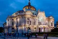 Le palais des Beaux-Arts de Mexico illuminé le soir