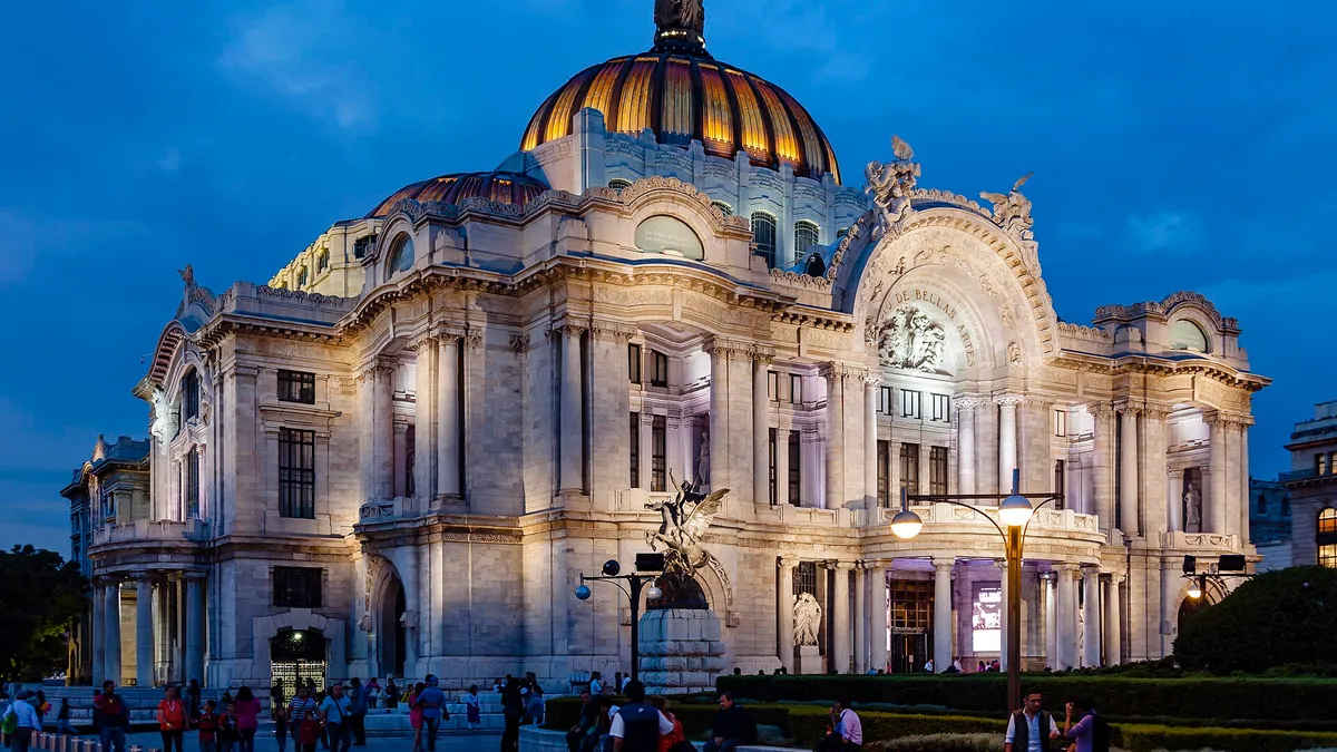 Le palais des Beaux-Arts de Mexico illuminé le soir
