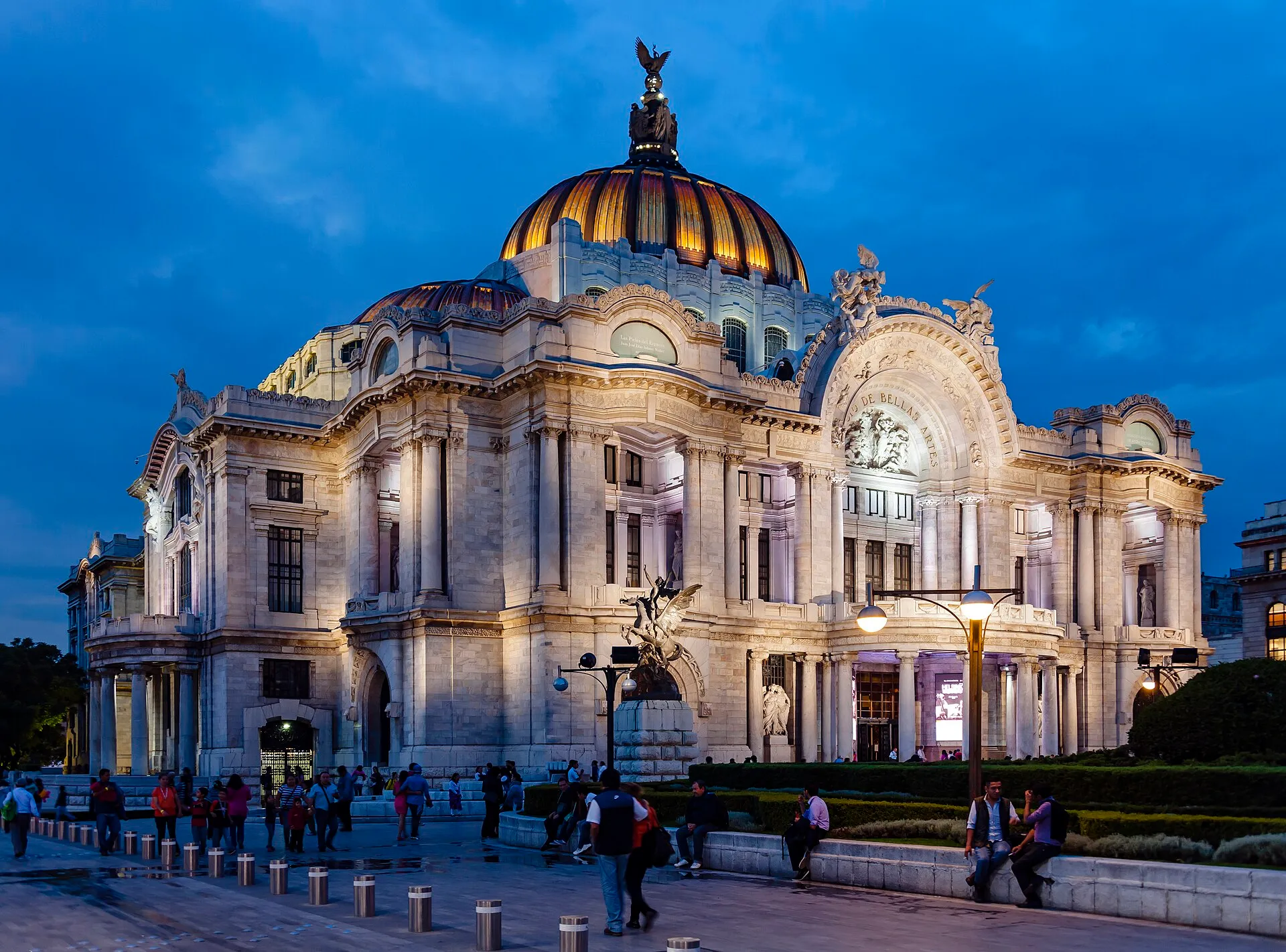 Le palais des Beaux-Arts de Mexico illuminé le soir