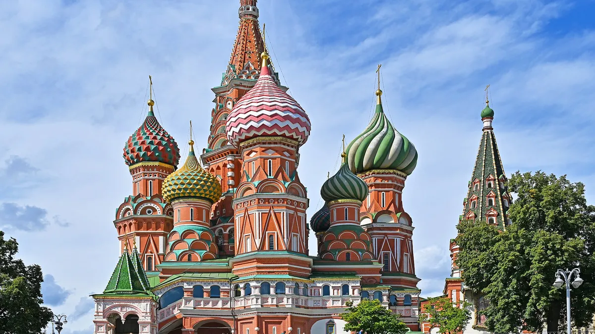 La cathédrale Saint-Basile et ses bulbes colorés à Moscou
