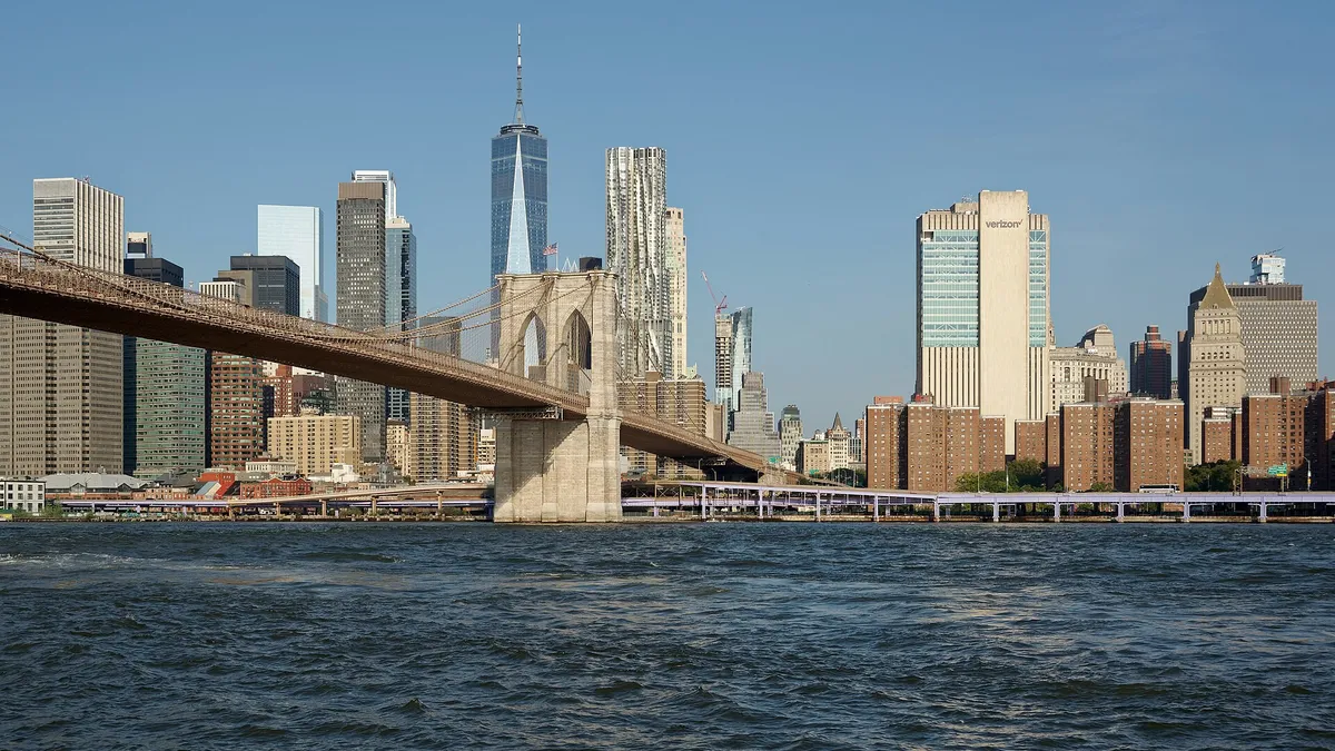 Le pont de Brooklyn et les gratte-ciel de Lower Manhattan