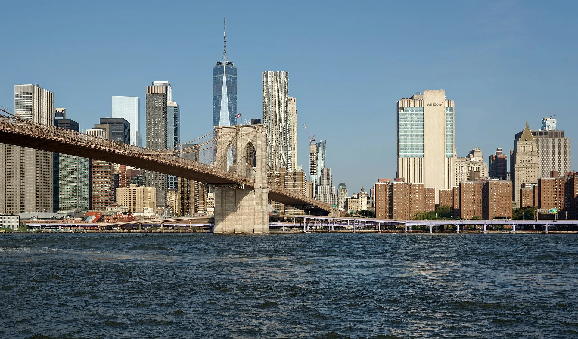 Le pont de Brooklyn et les gratte-ciel de Lower Manhattan
