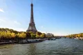 La tour Eiffel au bord de la Seine, un jour d'automne