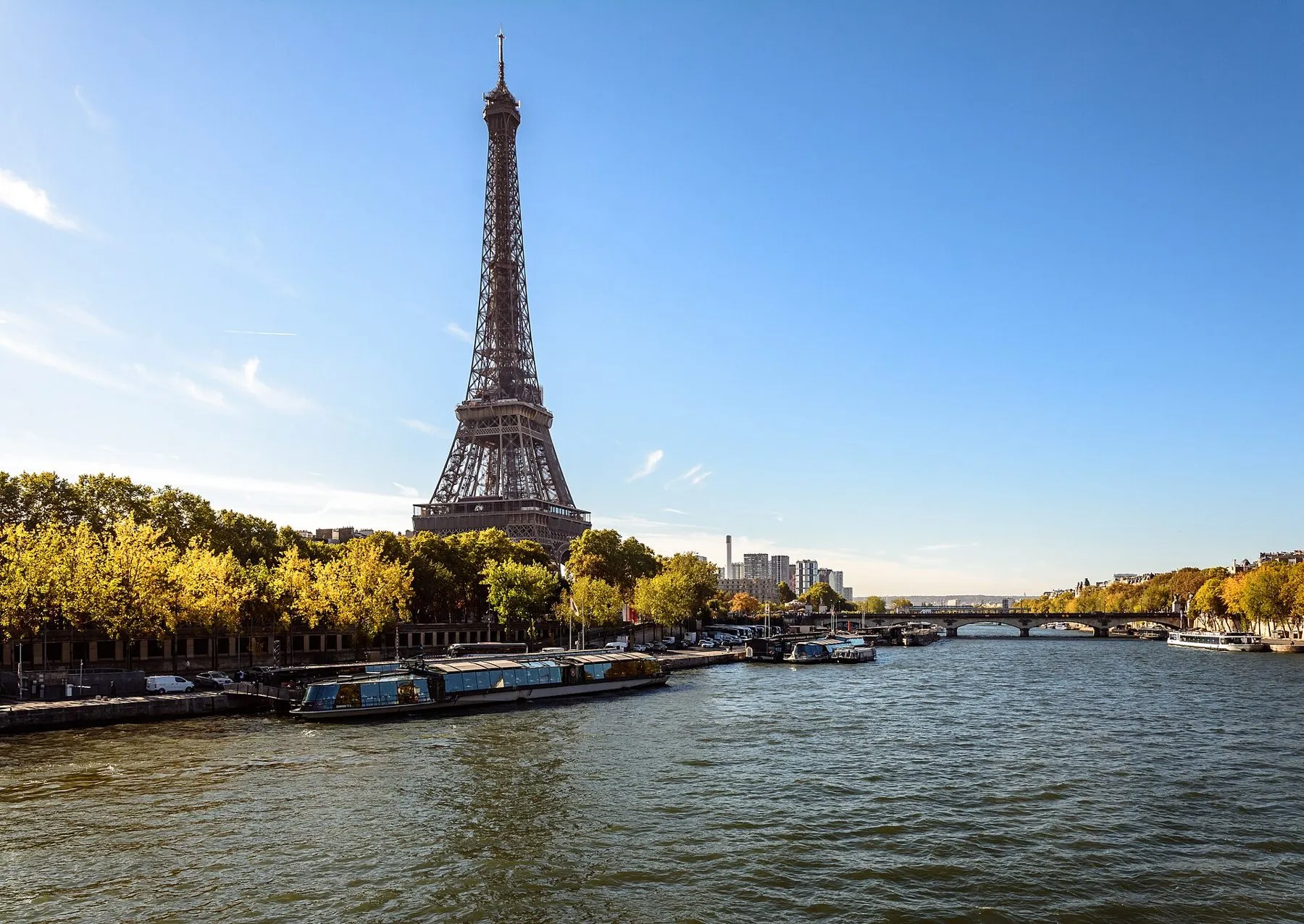La tour Eiffel au bord de la Seine, un jour d'automne