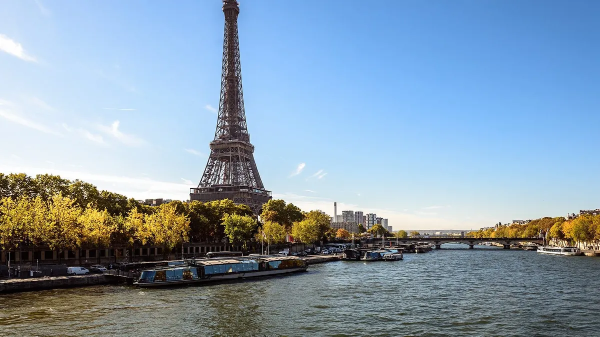 La tour Eiffel au bord de la Seine à Paris