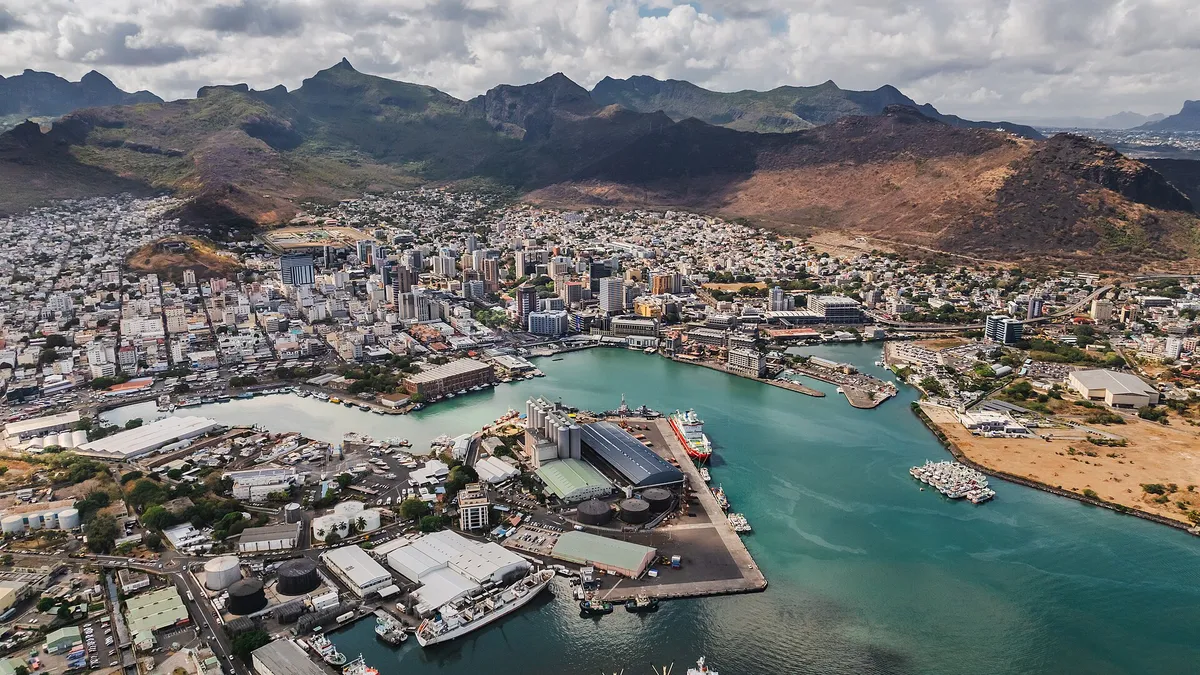 Port-Louis et son port vus d'en haut, avec les montagnes en arrière-plan