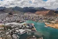 Port-Louis et son port vus d'en haut, avec les montagnes en arrière-plan