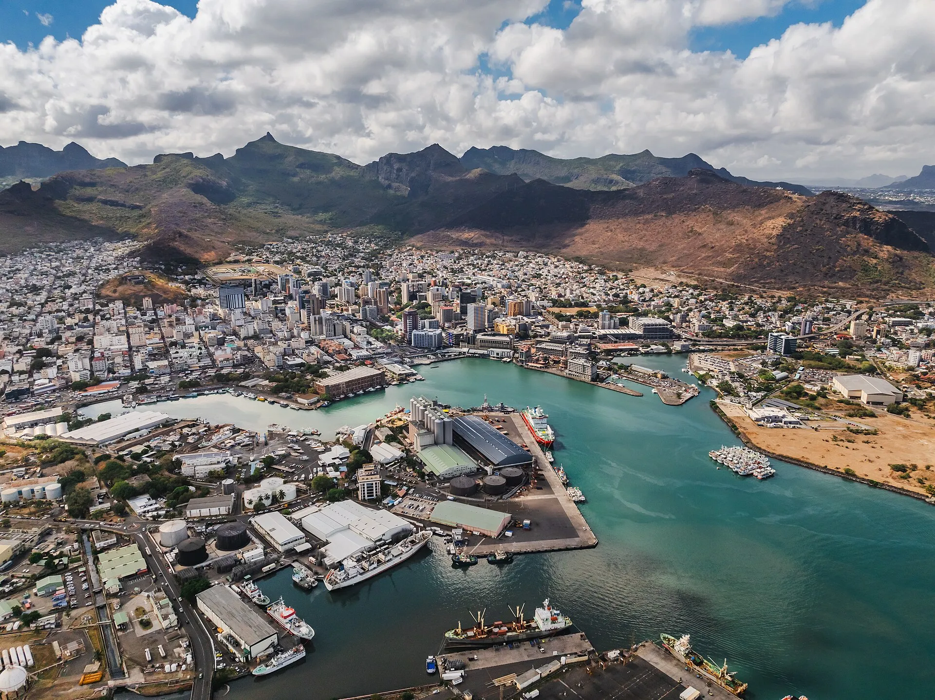 Port-Louis et son port vus d'en haut, avec les montagnes en arrière-plan