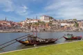 Des bateaux rabelos sur le Douro, avec Porto en arrière-plan