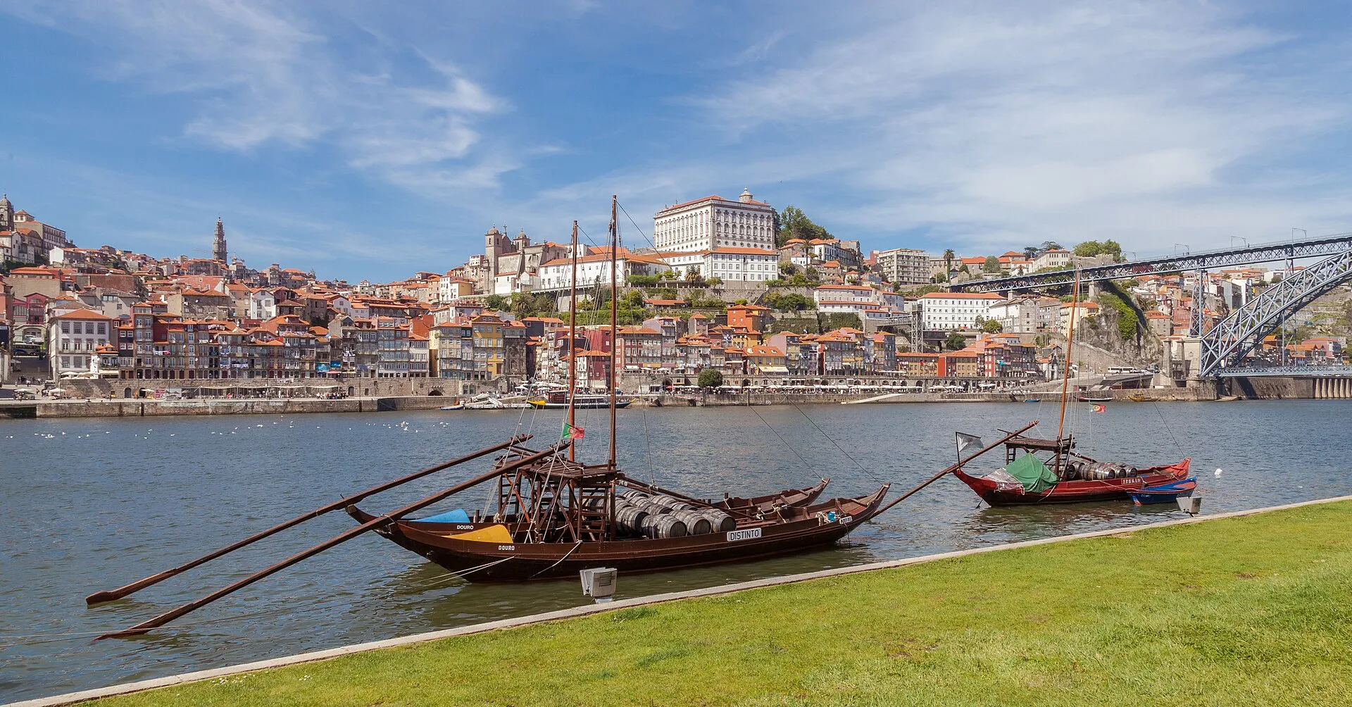 Des bateaux rabelos sur le Douro, avec Porto en arrière-plan