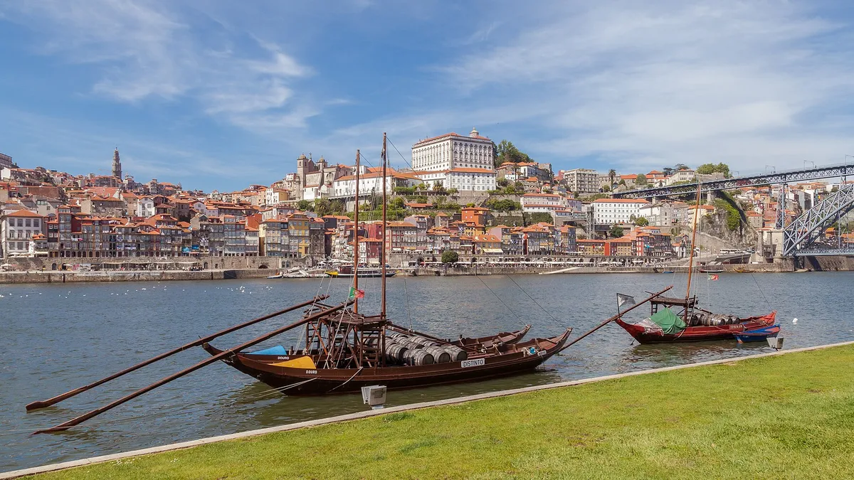 Des bateaux rabelos sur le Douro, avec Porto en arrière-plan