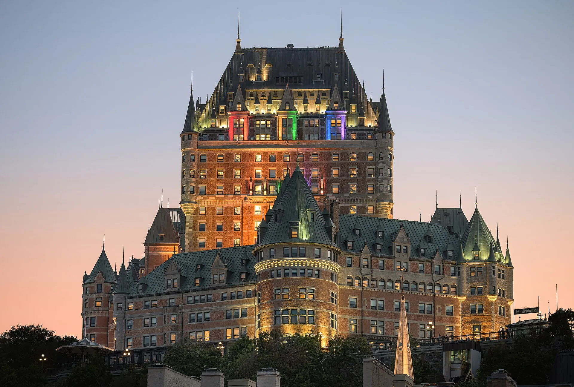 Le Château Frontenac illuminé au crépuscule, à Québec