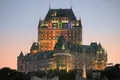 Le Château Frontenac illuminé au crépuscule, à Québec