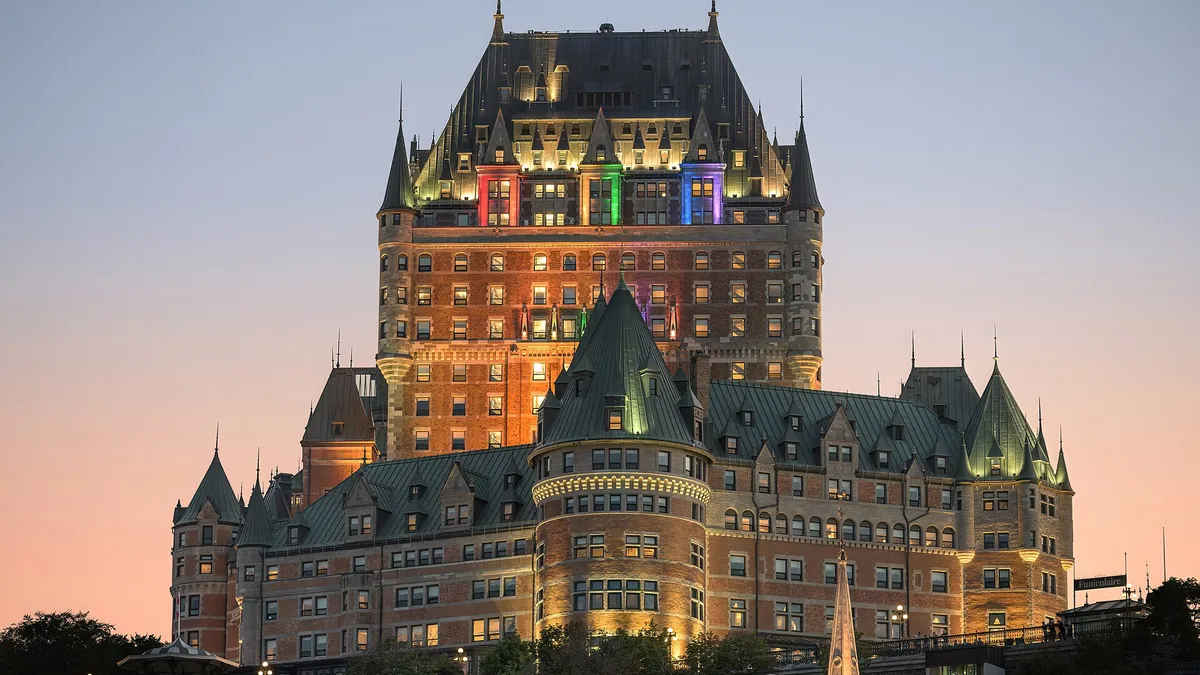 Le Château Frontenac illuminé au crépuscule, à Québec