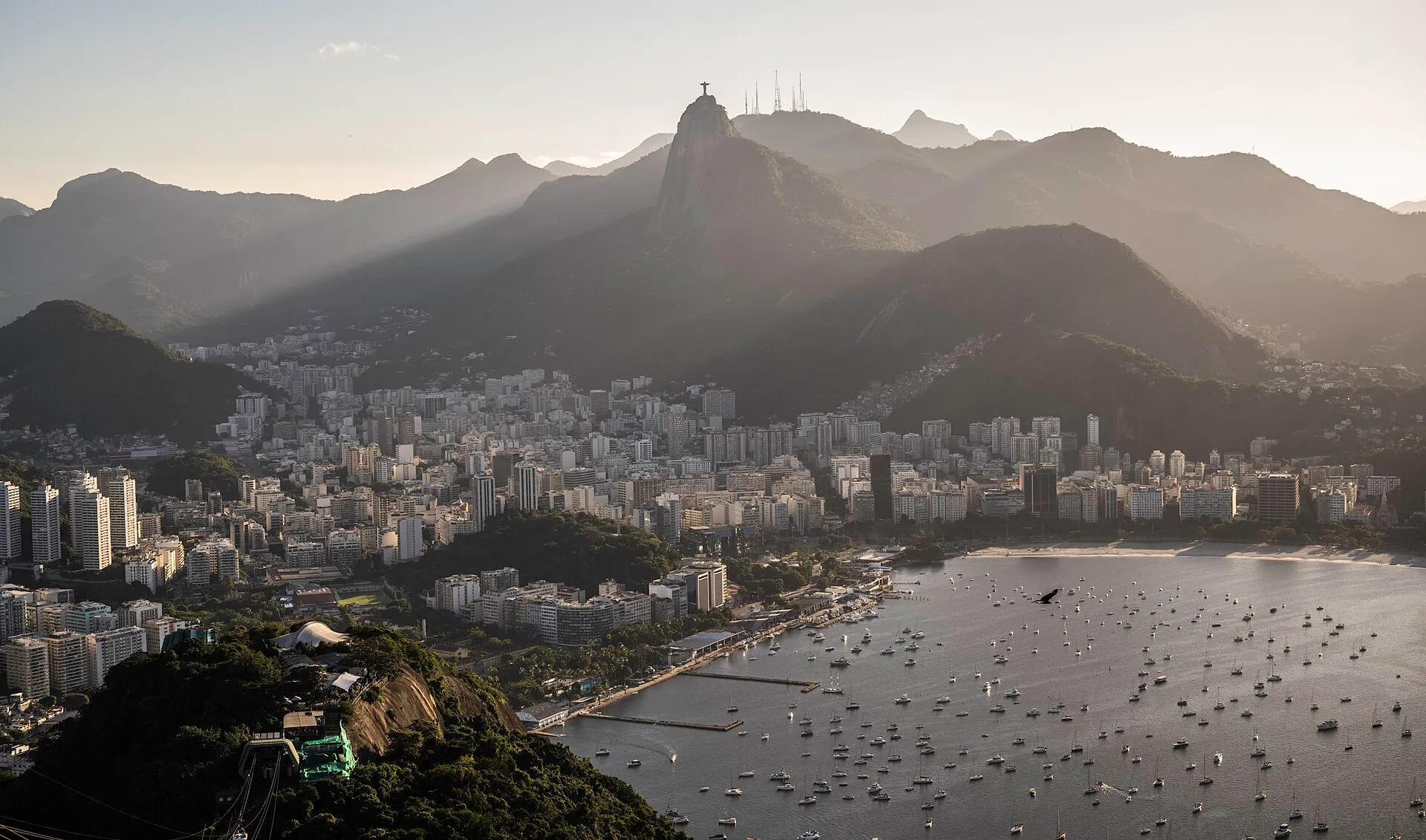 La baie de Botafogo et le Corcovado, avec le Christ rédempteur, vus du Pain de Sucre