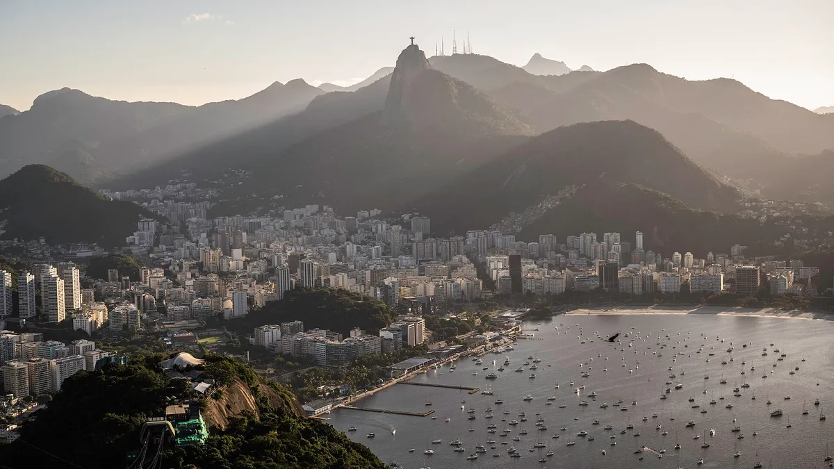 La baie de Botafogo et le Corcovado, avec le Christ rédempteur, vus du Pain de Sucre