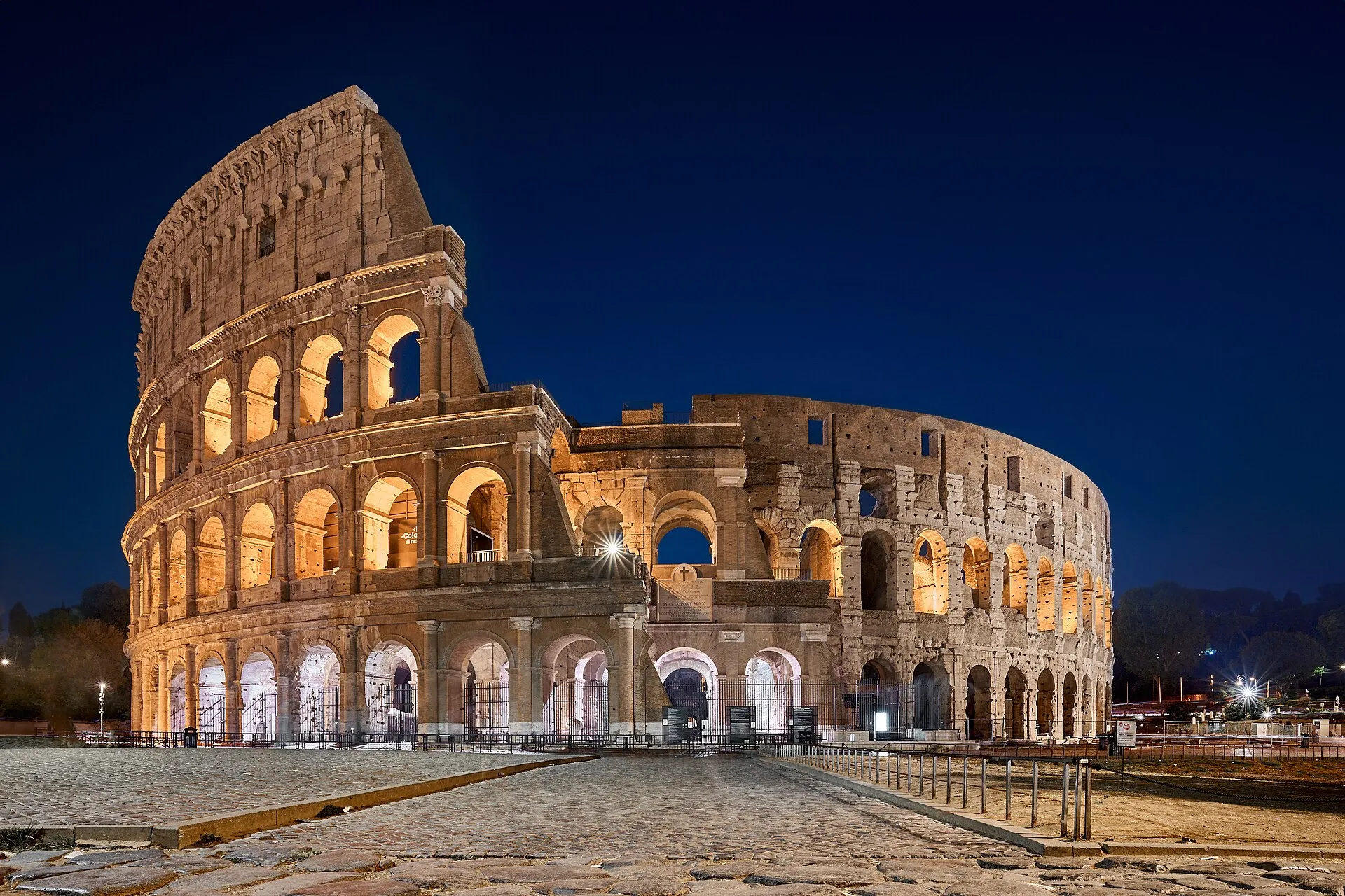 Le Colisée de Rome illuminé à la tombée de la nuit