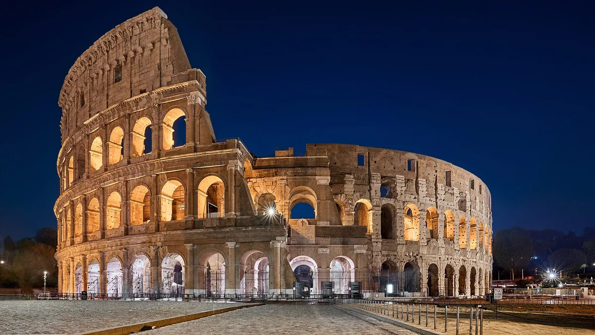 Le Colisée de Rome illuminé à la tombée de la nuit