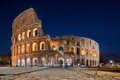 Le Colisée de Rome illuminé à la tombée de la nuit