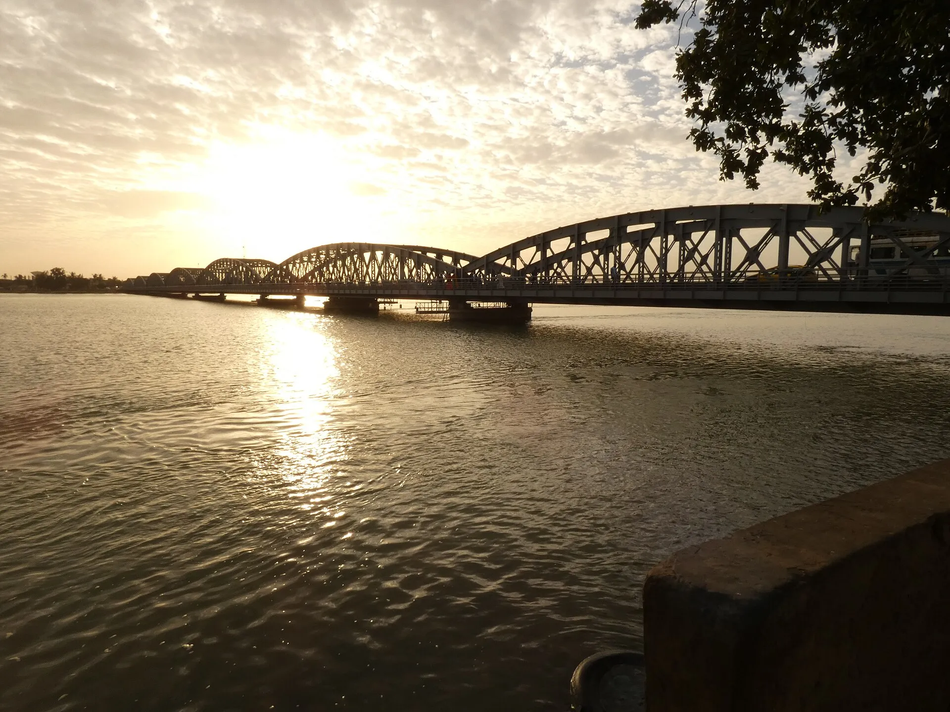Le pont Faidherbe sur le fleuve Sénégal, à Saint-Louis, au coucher du soleil