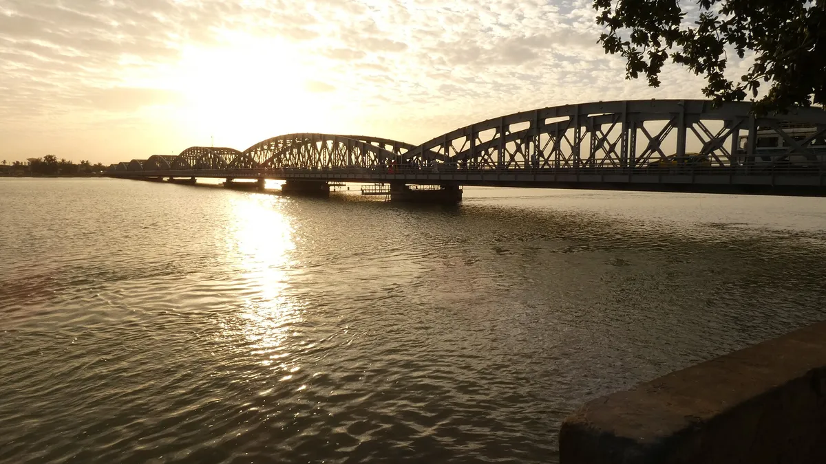 Le pont Faidherbe sur le fleuve Sénégal, à Saint-Louis, au coucher du soleil