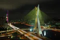 Le pont à haubans Octavio Frias illuminé la nuit, à São Paulo