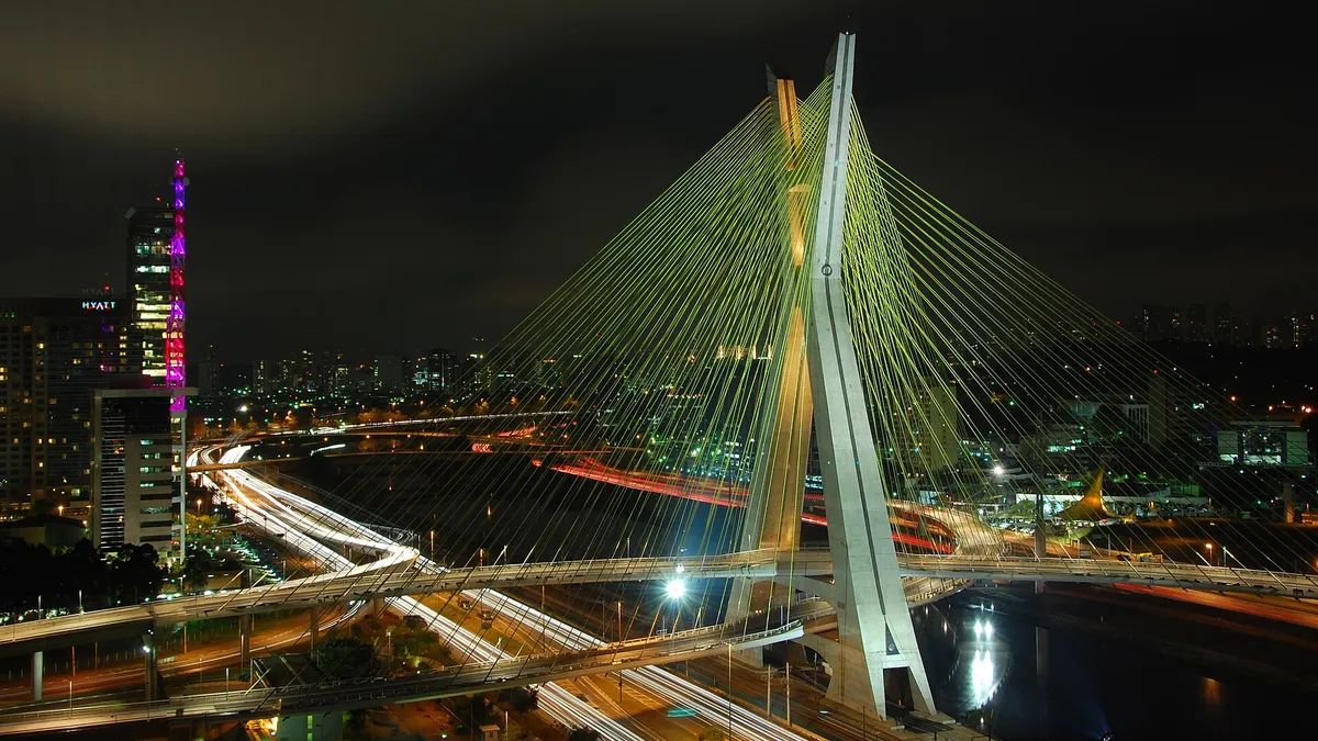 Le pont à haubans Octavio Frias illuminé la nuit, à São Paulo