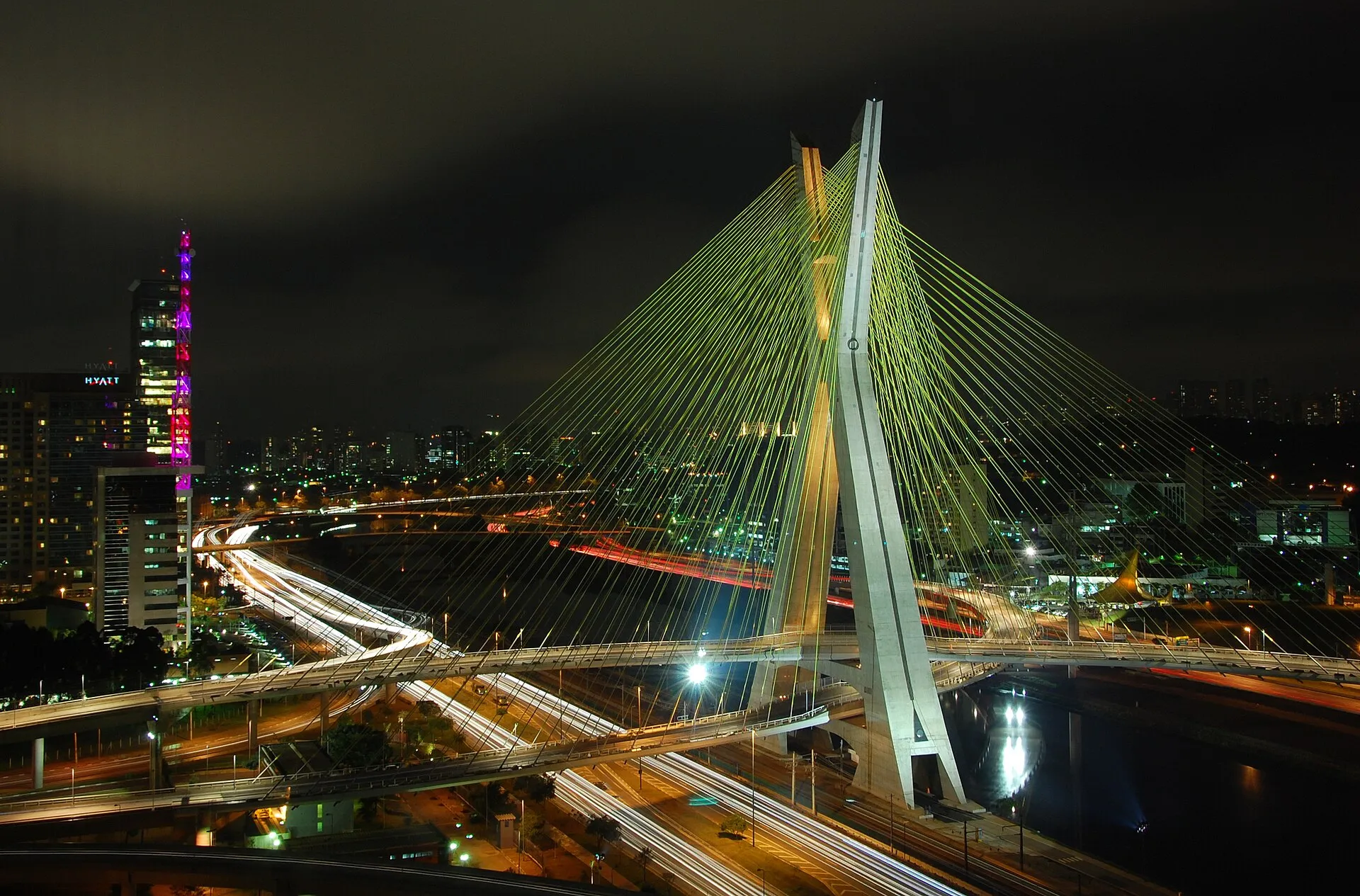 Le pont à haubans Octavio Frias illuminé la nuit, à São Paulo