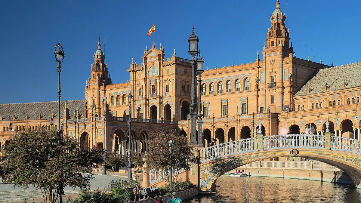 La Plaza de España à Séville et ses canaux