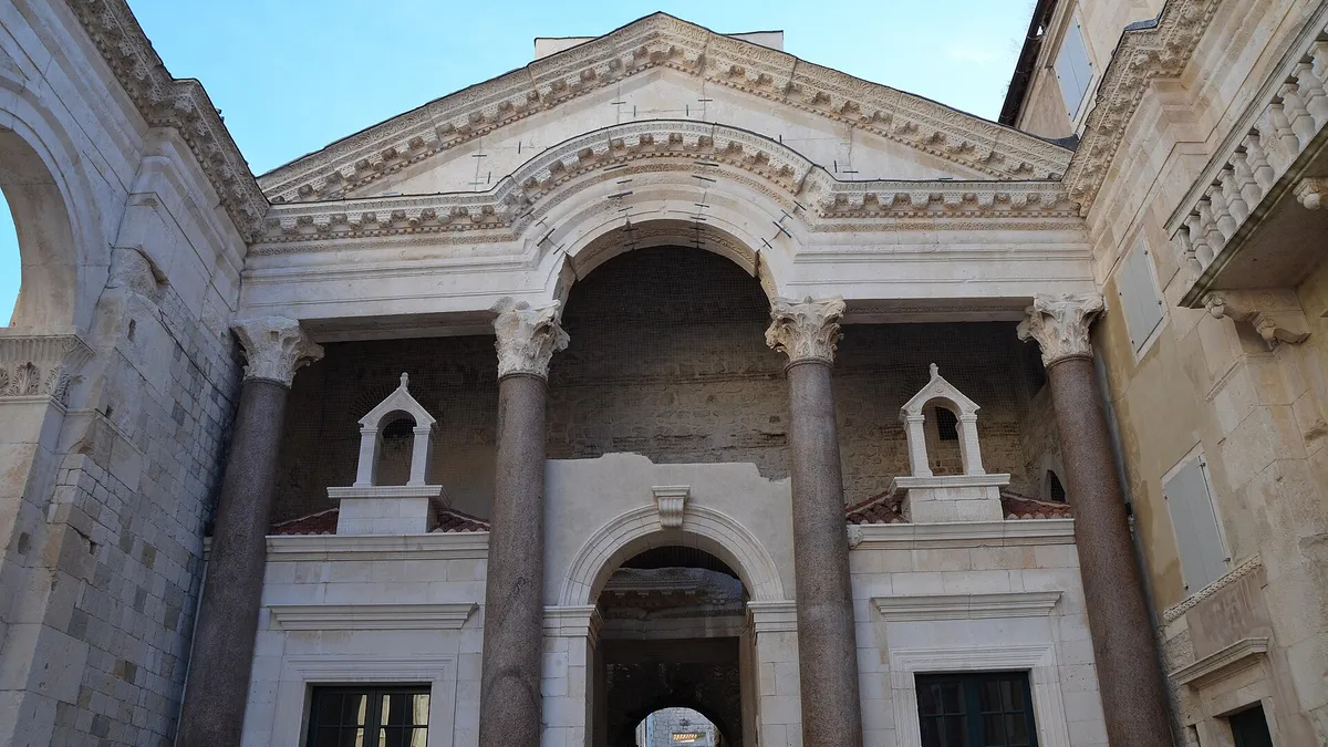 Le péristyle du palais de Dioclétien, à Split