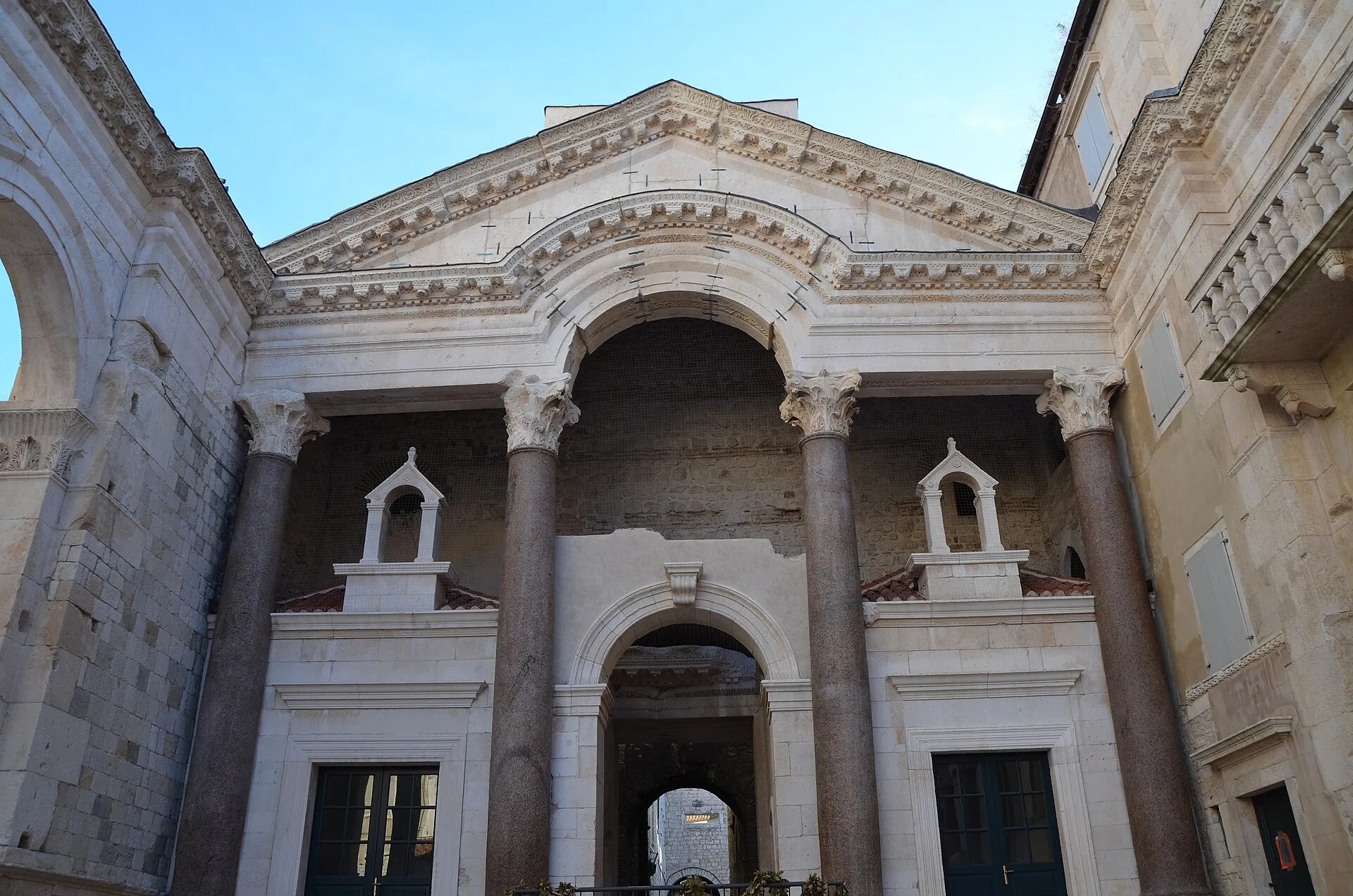Le péristyle du palais de Dioclétien, à Split