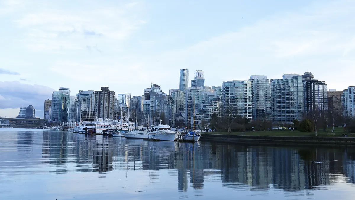 Les tours de Vancouver se reflétant dans l'eau, vues depuis Stanley Park