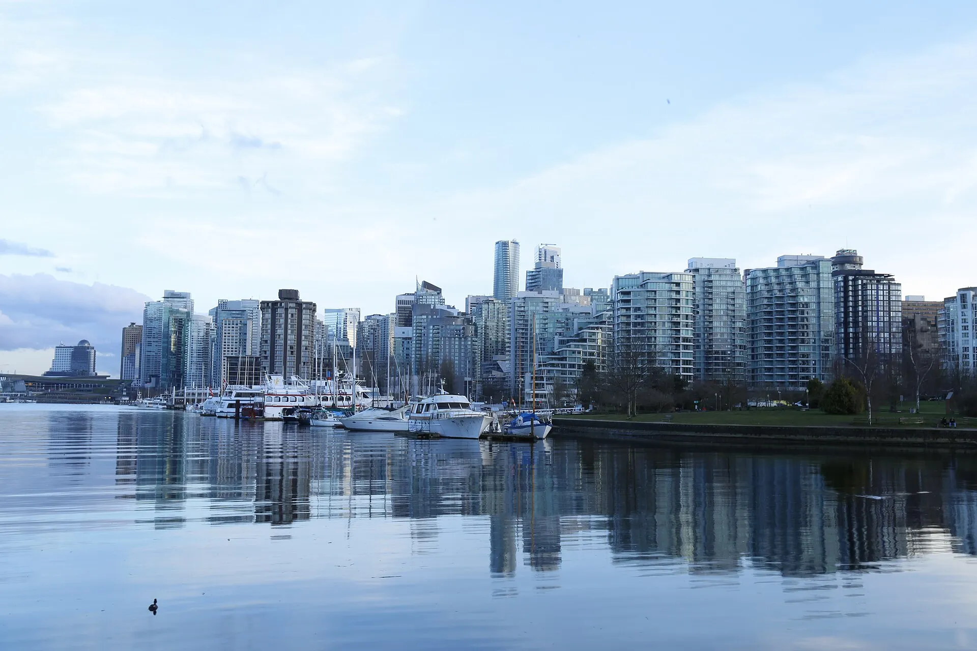 Les tours de Vancouver se reflétant dans l'eau, vues depuis Stanley Park