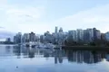 Les tours de Vancouver se reflétant dans l'eau, vues depuis Stanley Park
