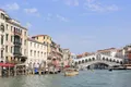 Le Grand Canal et le pont du Rialto à Venise
