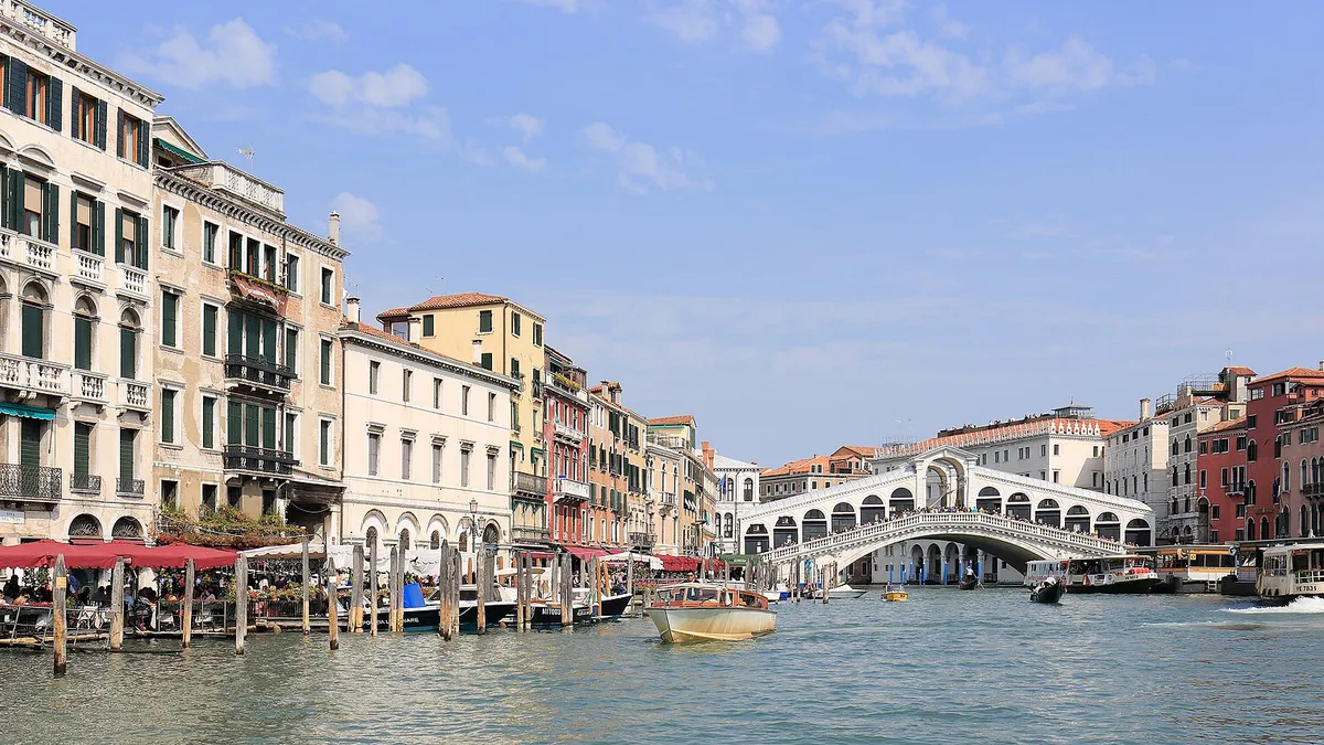 Le Grand Canal et le pont du Rialto à Venise