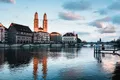 Le Grossmünster de Zurich et la Limmat au coucher du soleil