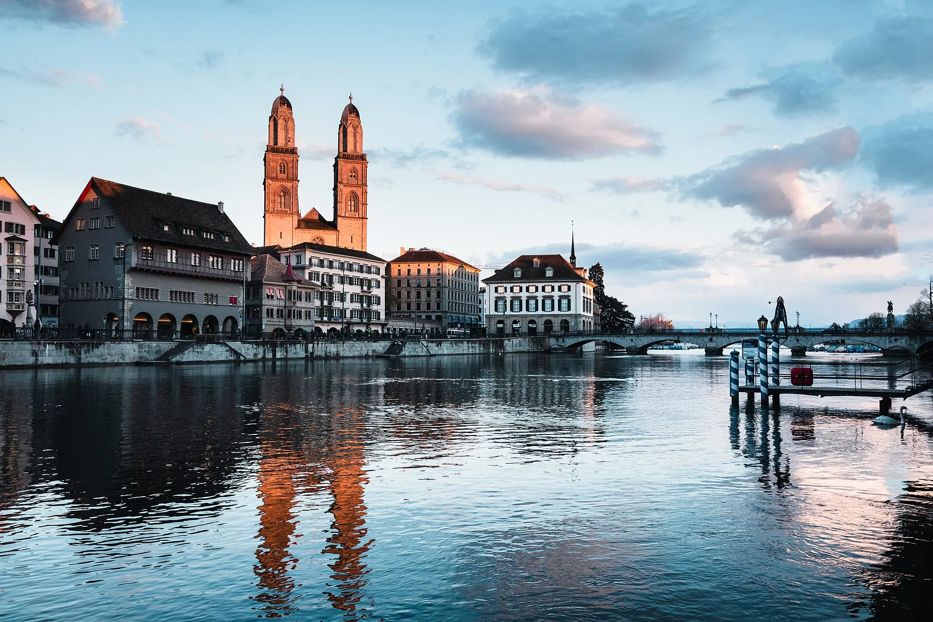 Le Grossmünster de Zurich et la Limmat au coucher du soleil