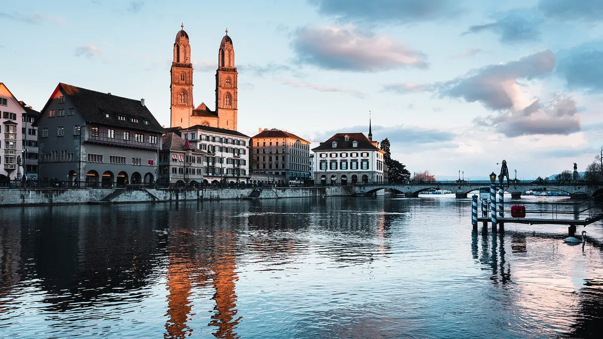 Le Grossmünster de Zurich et la Limmat au coucher du soleil